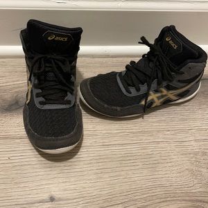 Asics youth wrestling shoes used